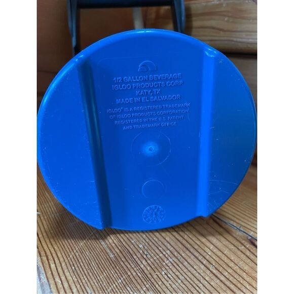Igloo Proformance® 1/2 Gallon Water Jug, Black & Blue with Hanger Handle - Picture 5 of 8